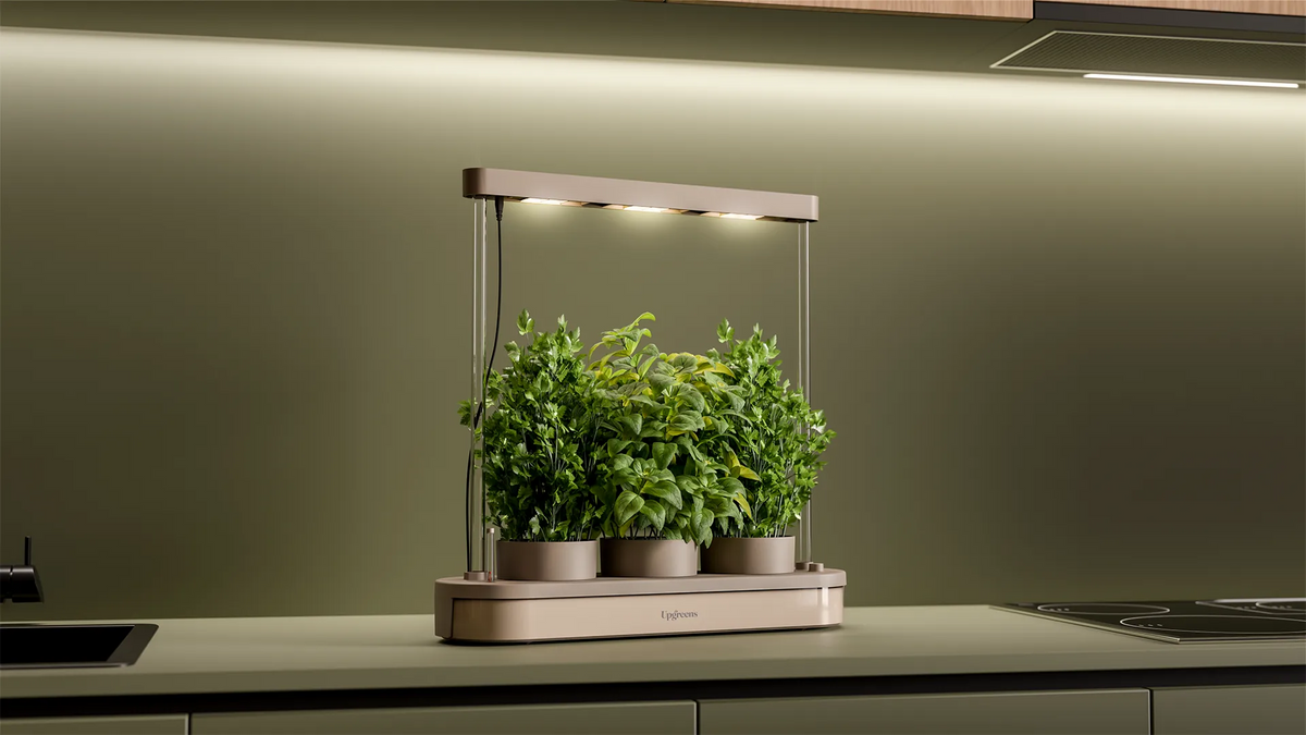 Upgreens Kitchenforest aus beigem Kunststoff mit moderner LED-Lampe und drei Töpfen mit Kräutern