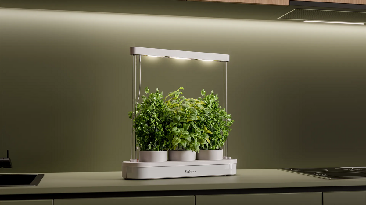 Upgreens Kitchenforest aus weißem Kunststoff mit moderner LED-Lampe und drei Töpfen mit Kräutern